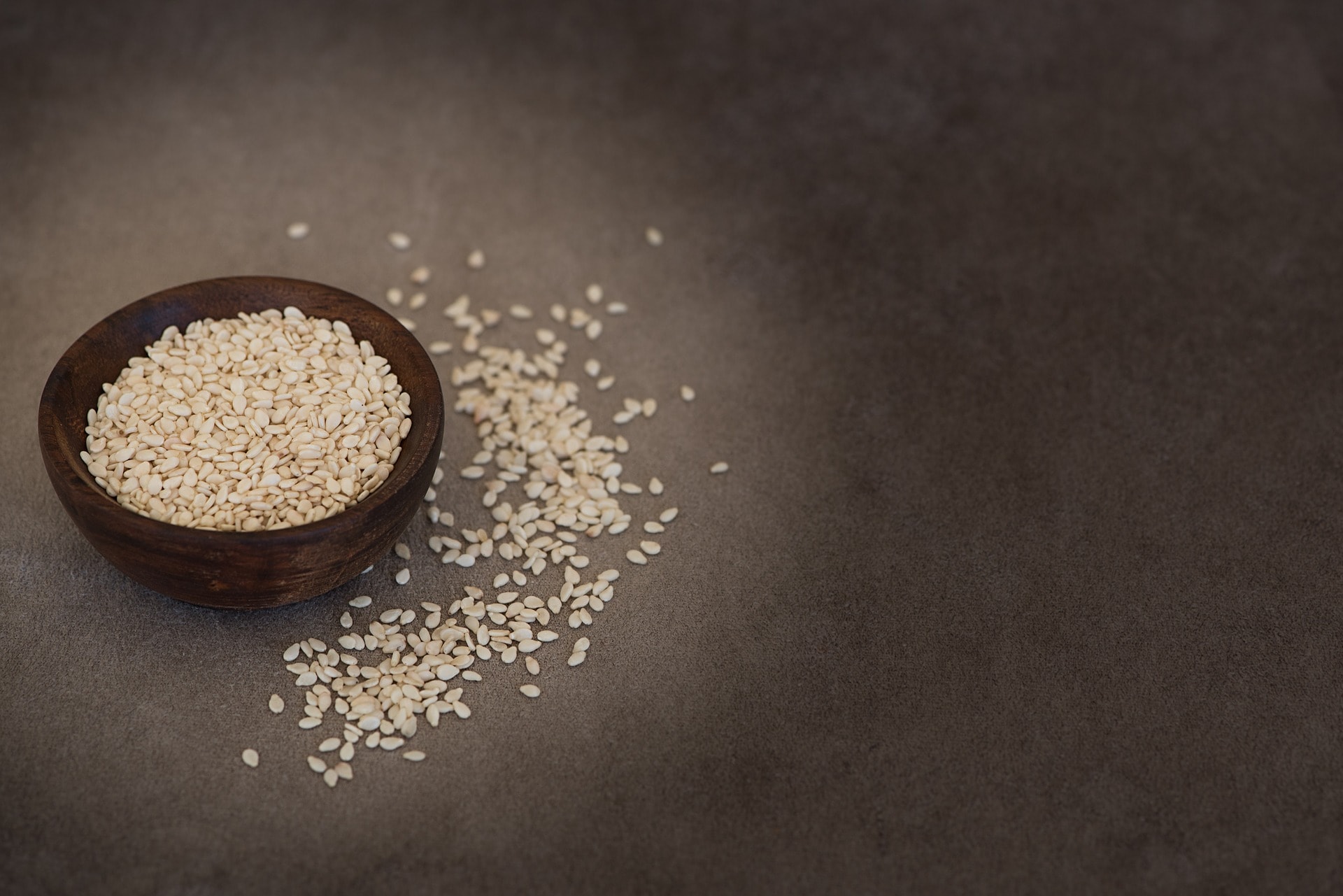 sesame seeds in bowl and on counter